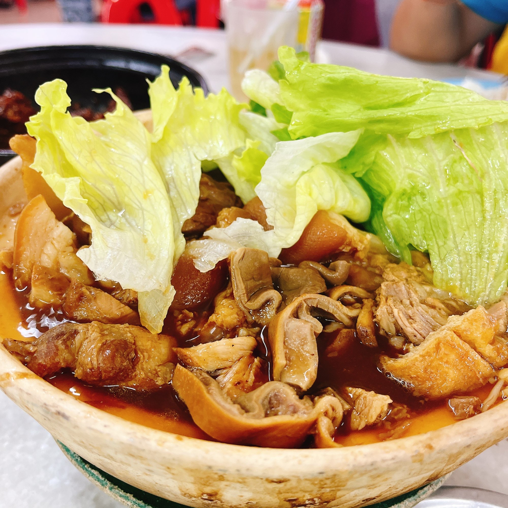 来马来西亚一定要去吃的就是这道肉骨茶了。以前是只有干锅样子的，随着发展就出现了汤锅的肉骨茶。 是各有