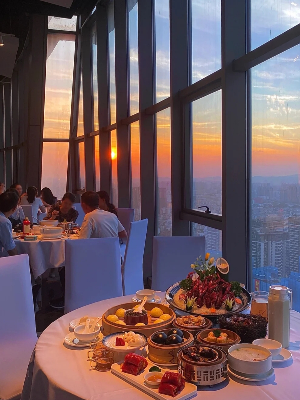 南宁在51楼高空餐厅看绝美夕阳太浪漫了吧