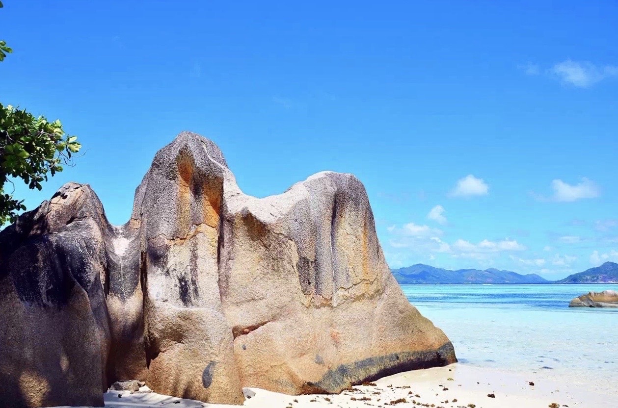 塞舌尔，印度洋上的岛国，以最美的海滩而闻名，风景漂亮得像幅画一样。马埃岛造型独特的岩石，线条优美。犹