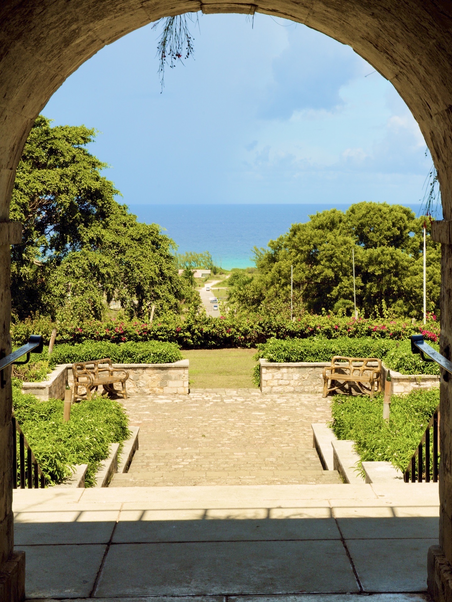 蒙特哥贝是加勒比海岛国牙买加的第二大城市，也是牙买加的主要港口和商业中心，旅游业是当地的主要支柱产业
