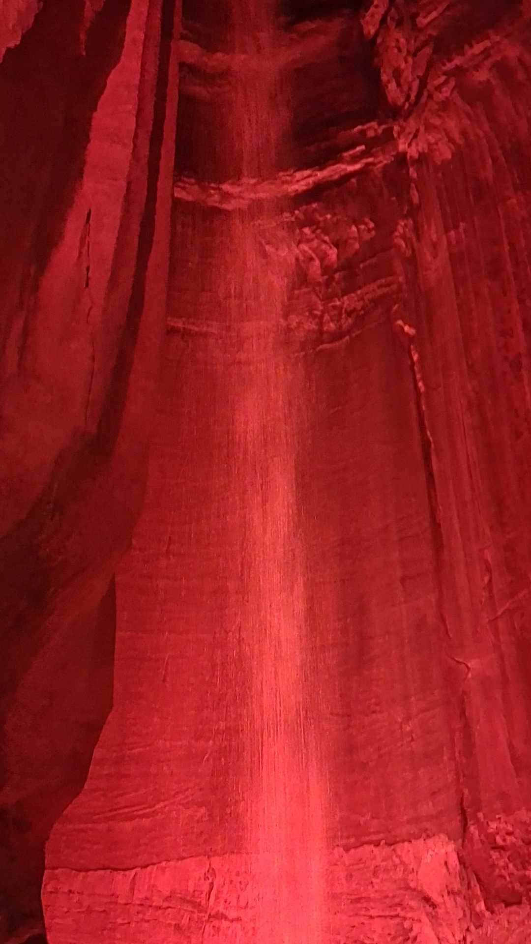 美国最神秘的地下瀑布