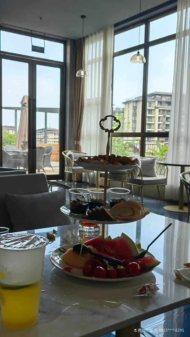 我们所住的格莱雅温泉酒店位于峨眉山脚下