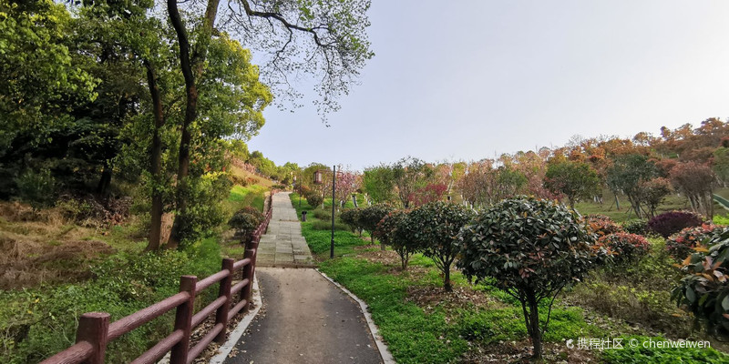 雪峰岭城市公园位于石峰区轨道科技城中部,紧邻田心东站,与中车集团