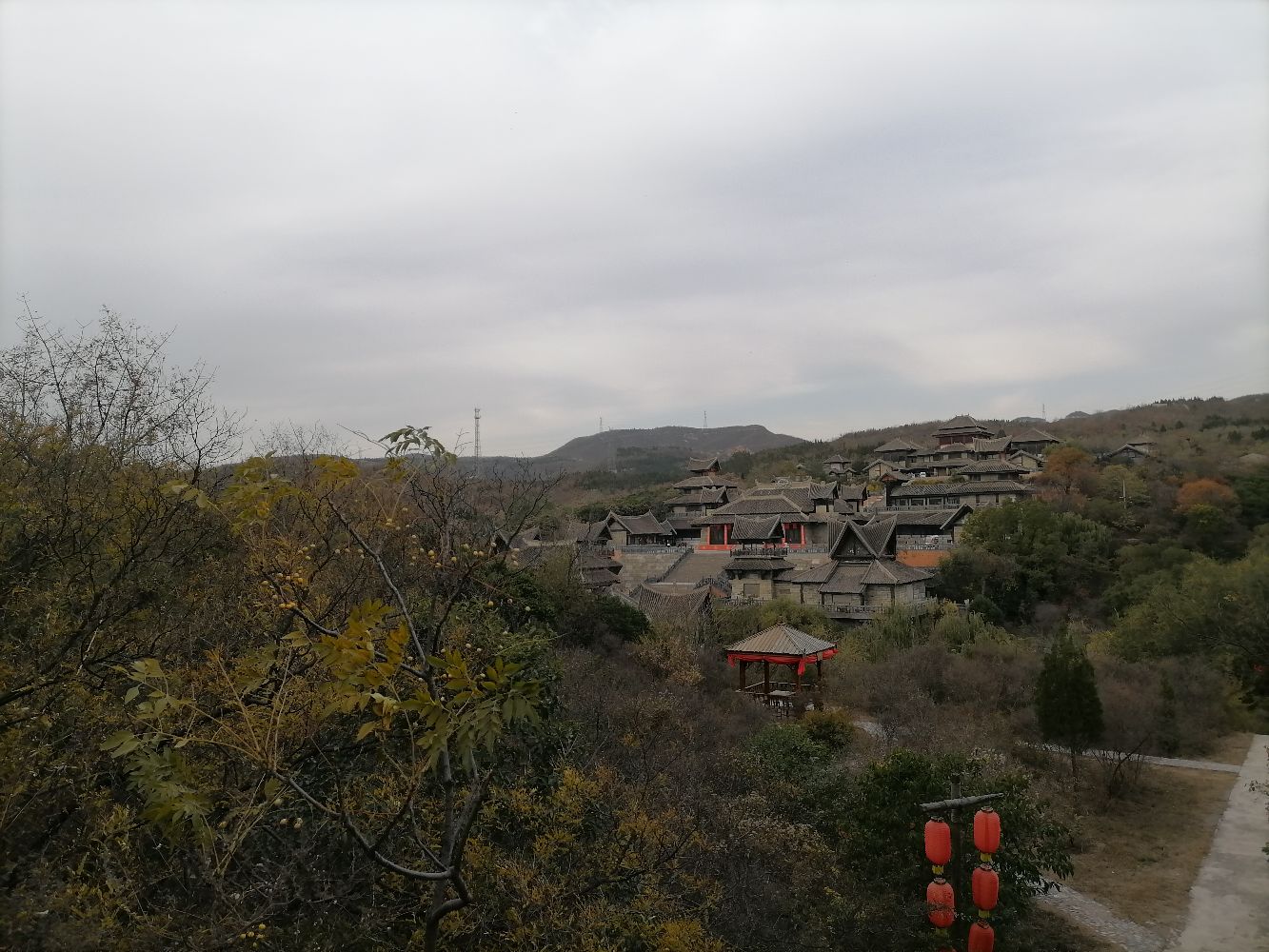 焦作影视城位于河南省焦作市，这里依山傍水，离著名的云台山景区也挺近。