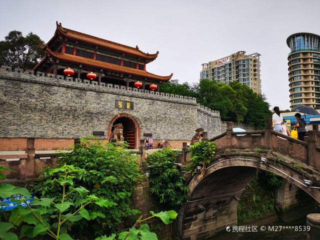 前不久，我去广汉参观三星堆博物馆，路经市区时都看见一座古城，门楣上大书两个篆字“雒城”。 雒城位于广汉市雒城镇，与房湖公园和鸭子河相邻，总面积1.6平方公里。2012年5月，广汉市雒城遗址入选全国重点文物保护单位。 查阅资料得知，雒城始建于东汉，迄今已经历了1800多年风雨。据《华阳国志·蜀志》记载：“初平中(公元190年至193年)，益州牧刘焉自绵竹移州治于雒县城，筑阙门。”三国时，刘备擒杀张任、庞统中流矢战死的故事都发生于此。 自南宋端平二年蒙古军入蜀，至明代末年的400余年间，雒城多次被毁于兵燹之灾。清乾隆三十六年(公元1771年)有过一次重修。解放后，人民政府屡次拨出巨款，对雒城进行大规模修复。 雒城遗址与房湖、文庙、抗战阵亡将士纪念碑等联为一体，现已成为当地居民览古思幽、休闲健身的旅游胜地。