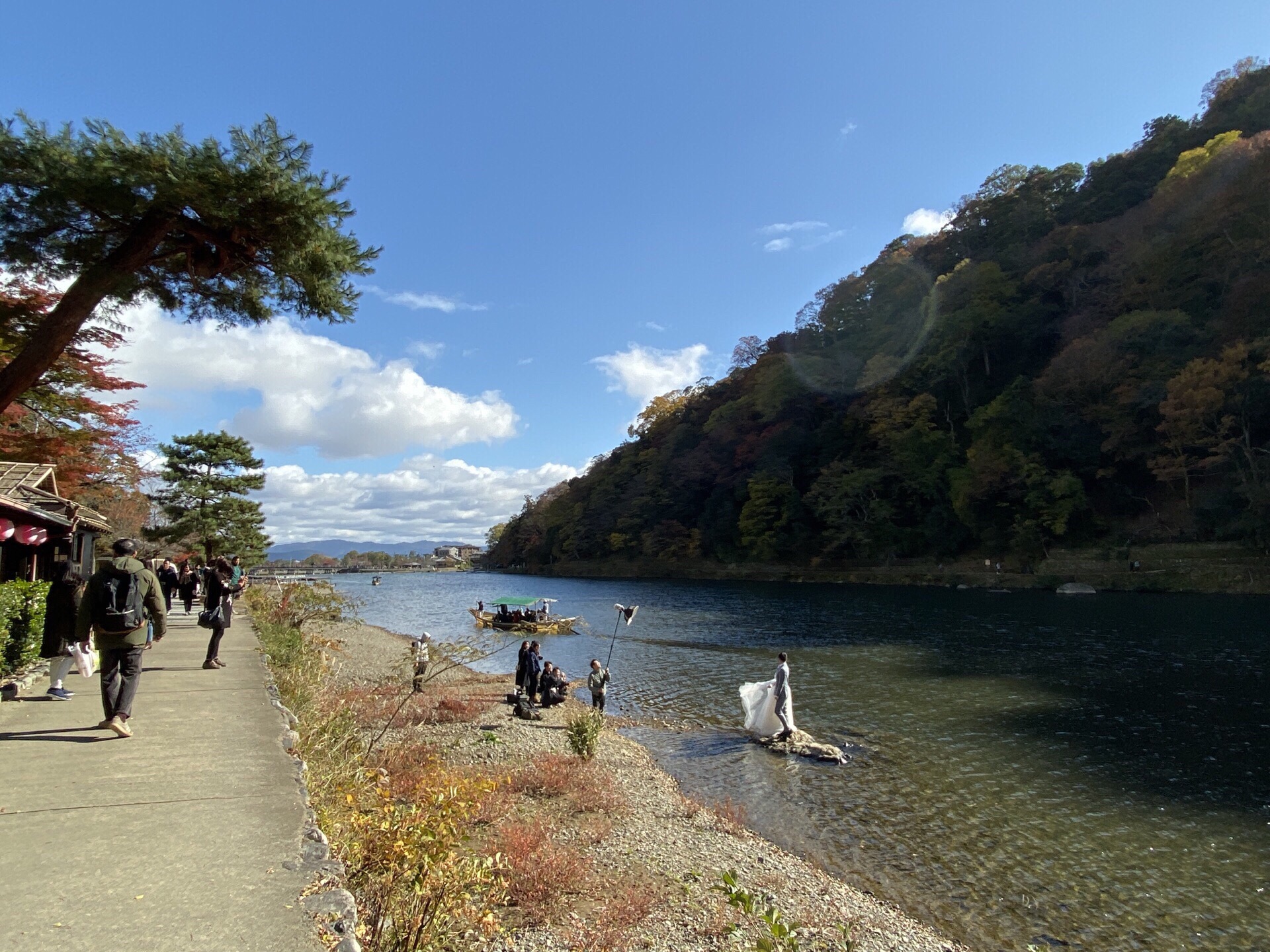 秋天的保津川真的很美，碧绿的溪流配上岸边的红叶。我们从龟山公园下到河边，沿着河边走，一对新人正在河边