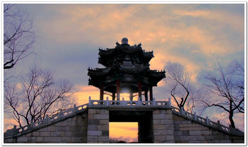 在北京颐和园是皇家园林比较著名的景点之一，在这里拍摄冬天落日余晖的美景，会让你感觉到它与别处的不同，