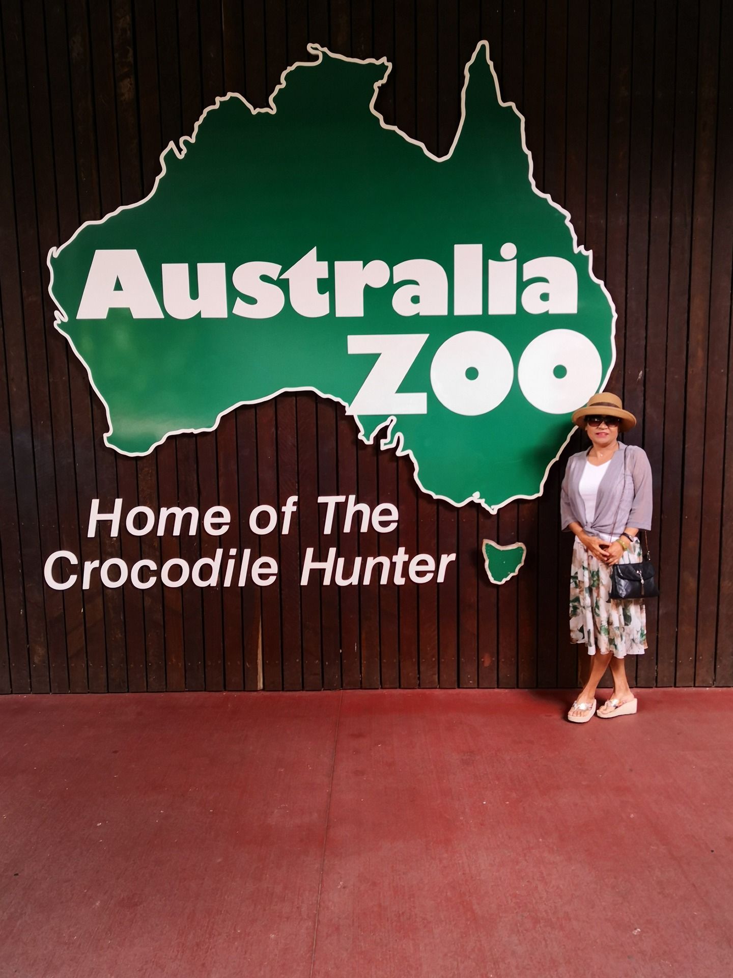 与悉尼的动物园相比，位于澳洲昆士兰、由著名鳄鱼猎人Steve Irwin 家族创办的澳洲动物园面积更