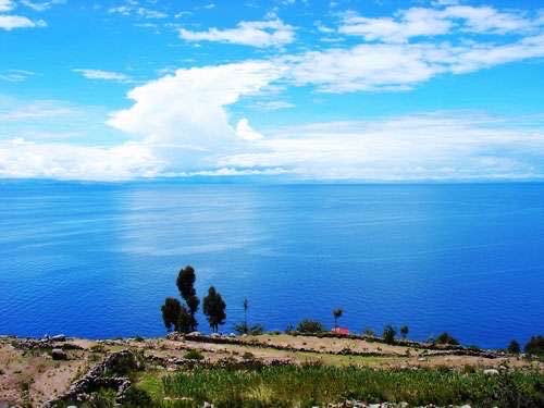 🍀的的喀喀湖(Lake Titicaca) ，位于玻利维亚和秘鲁两国交界的科亚奥高原上，的的喀喀湖是