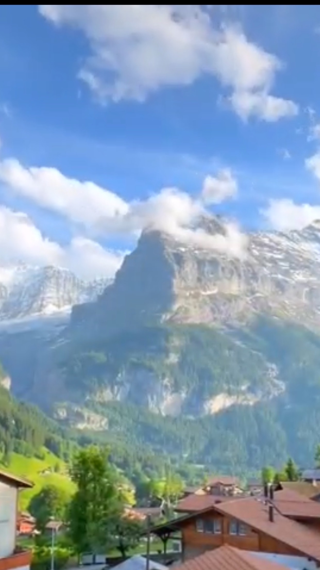 瑞士这个遥远的国度被称为欧洲的脊梁，苍翠的山峰高耸入云，不同的季节连绵起伏的山峦被大雪覆盖，又是另一