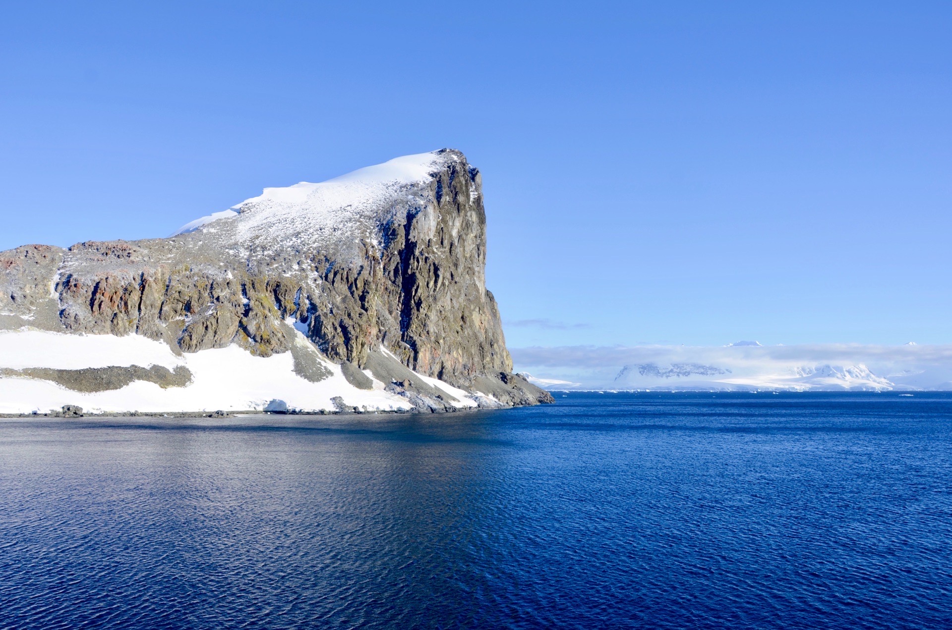 南极半岛，人类的最后一片净土。从地球最南端的城市，乌斯怀亚，乘船穿越，惊涛骇浪的德雷克海峡，到达南极