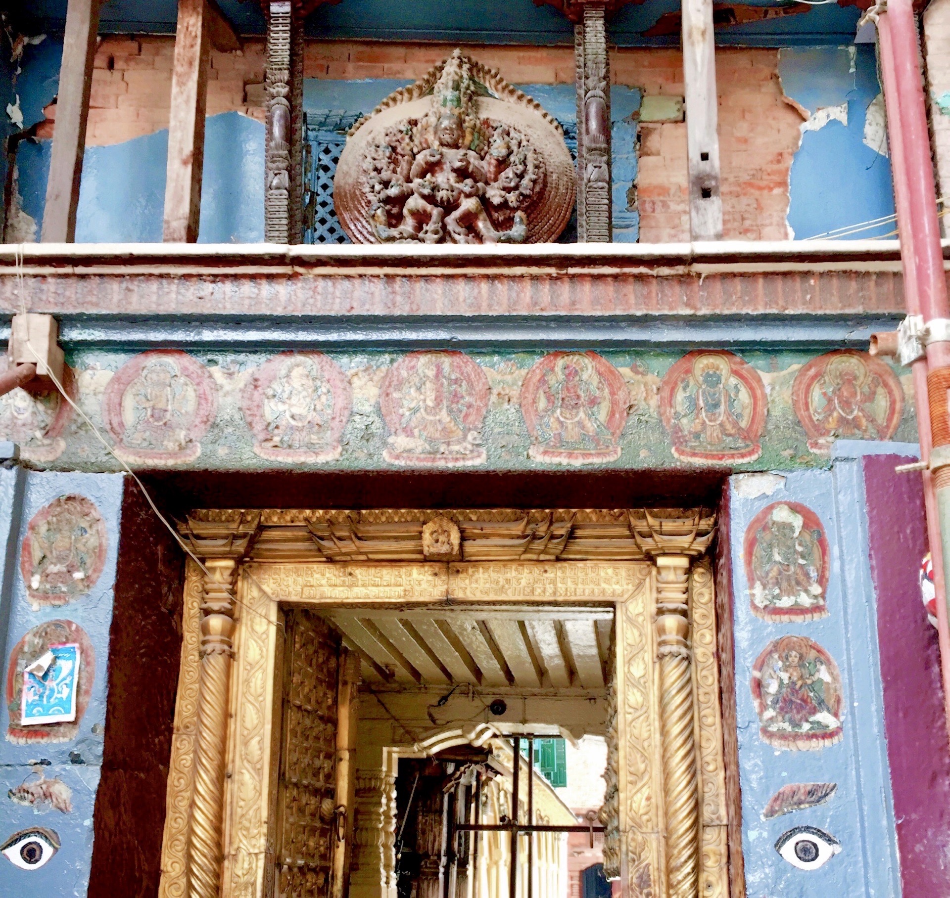 加德有三个杜巴广场，加德、巴德岗和帕坦。尼泊尔的旧皇宫～哈努曼多卡宫，在加德的杜巴广场上。门口有座神