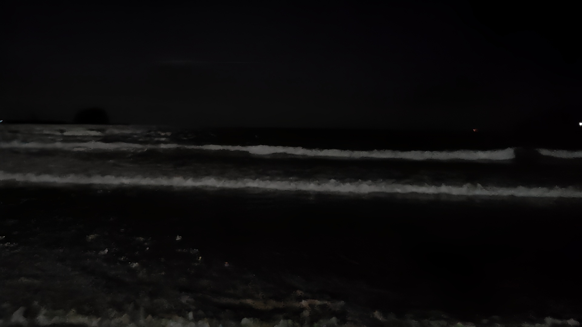 海边明月夜：静谧之美，璀璨之韵