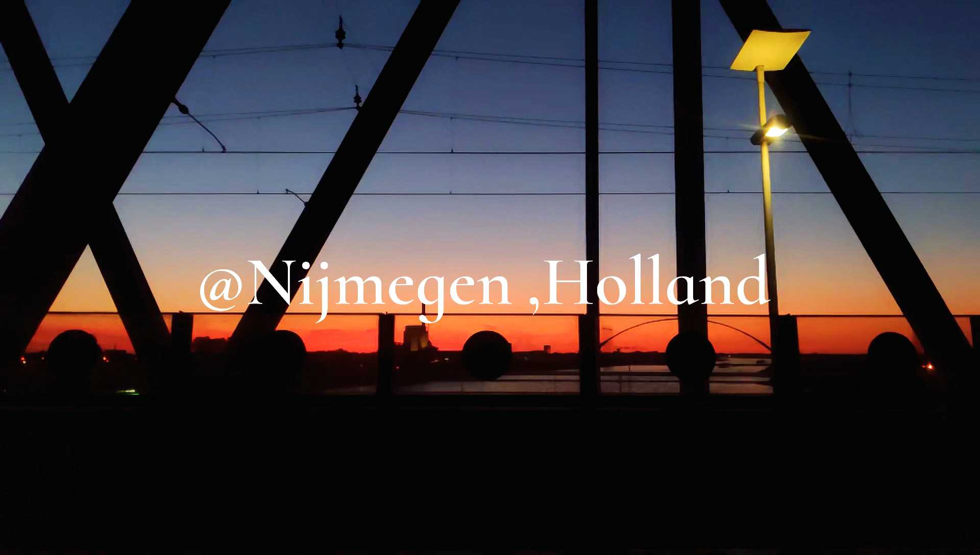 【荷兰·奈梅亨】瓦尔河上看列车从夕阳穿过