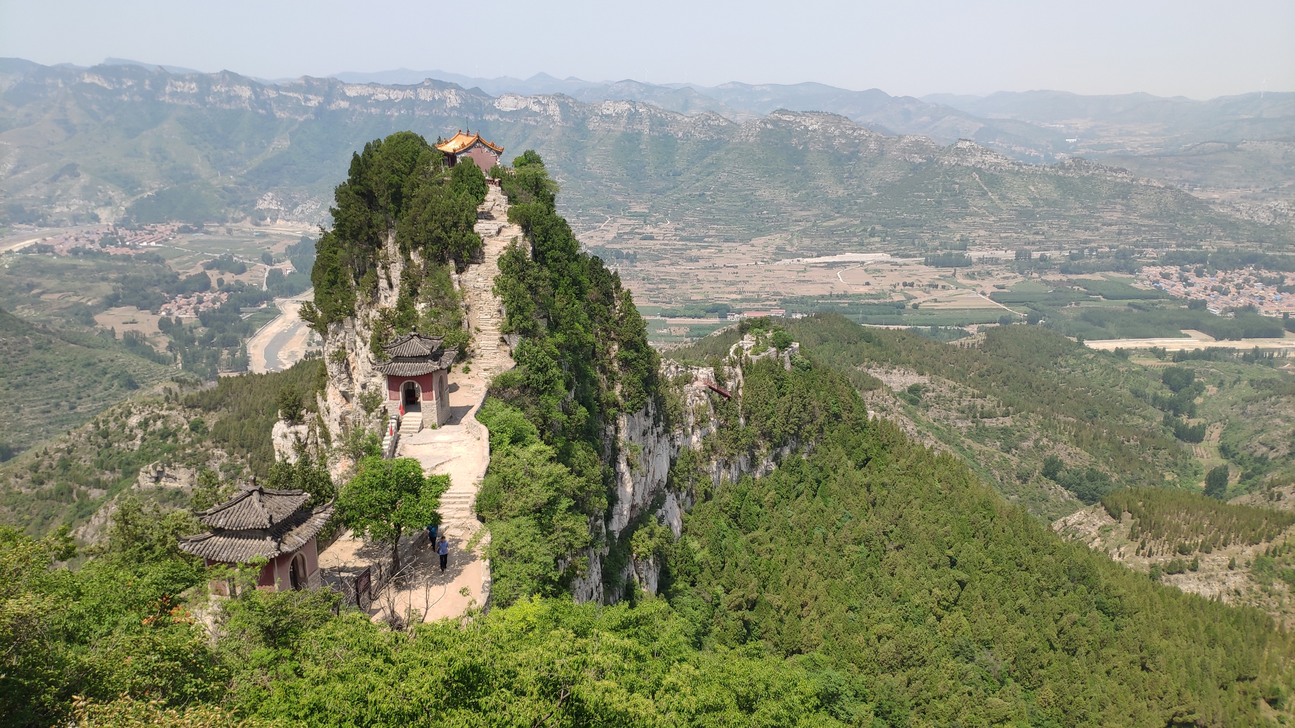 马鞍山，一处革命抗日遗址，红色教育基地；山上林木苍苍，山势峻峭，峰顶突兀，四周悬崖如削，山下淄水蜿蜒