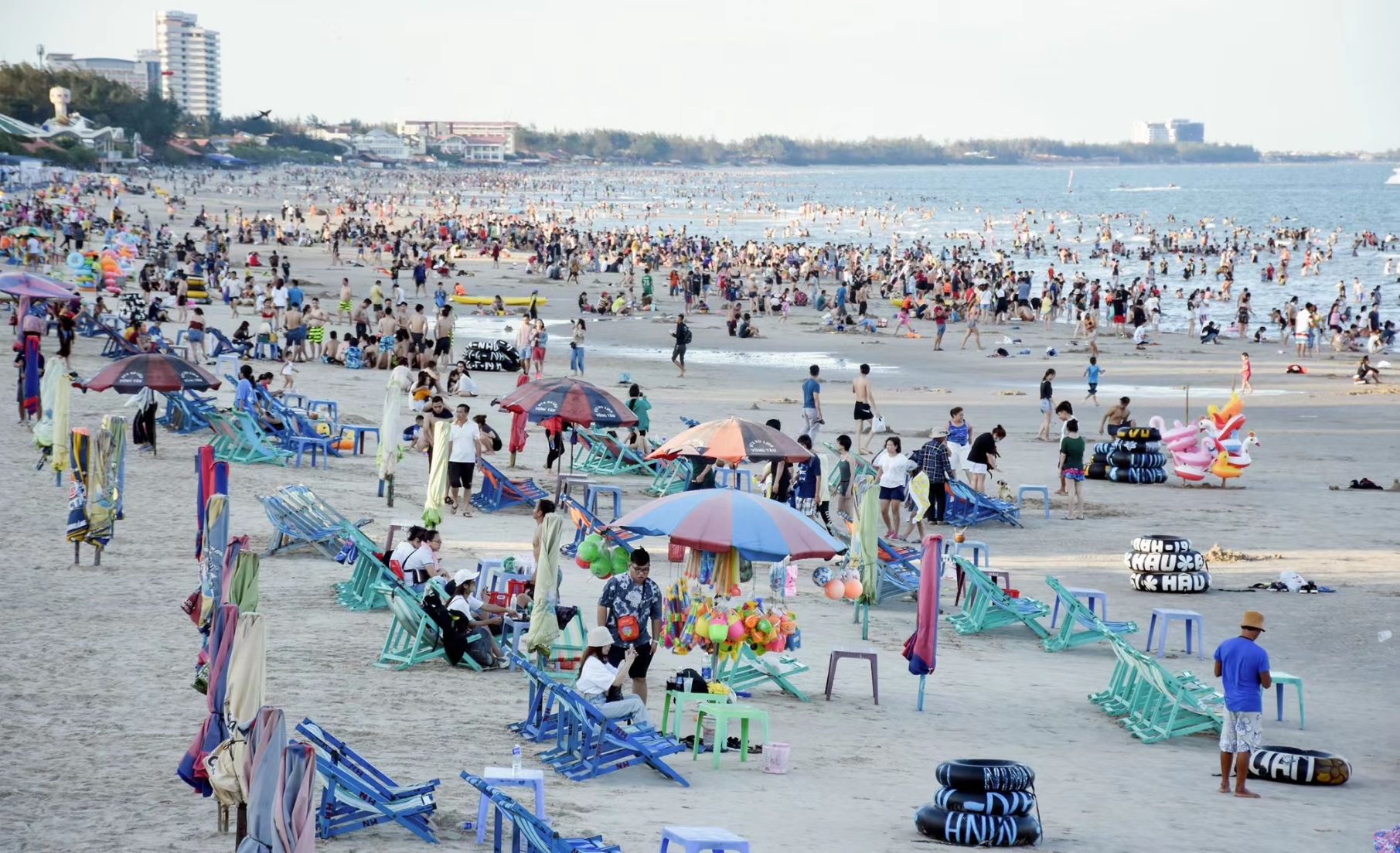 越南巴地头顿海滩,初五初六仍然拥挤不堪,吃饭、停车都难,各景点都挤不动😭