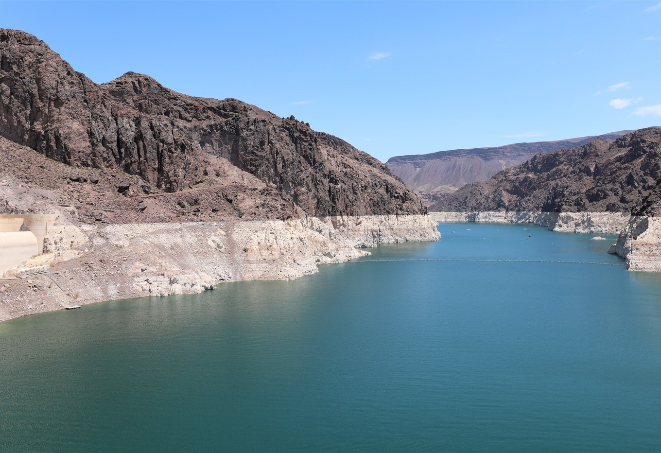 胡佛水坝是美国综合开发科罗拉多河水资源的一项关键性工程，位于内华达州和亚利桑那州交界之处的黑峡，具有