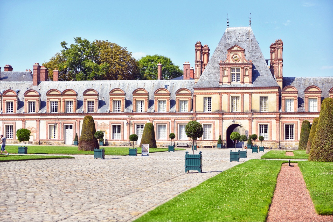 Fontainebleau中文译名“枫丹白露”，是中世纪王室狩猎行宫。译名非常有意境，法语名本身就有