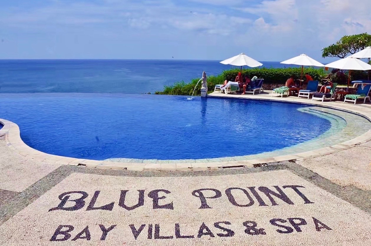 巴厘岛的蓝点，就建在海边的悬崖上。早已成为巴厘岛的名片。梦幻的水晶教堂，湛蓝的无边泳池。下面的海滩，