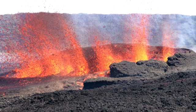 留尼汪（法属）·非洲  火山喷发 熔岩流入印度洋，非常壮观。 富尔奈斯火山是法属印度洋火山岛留尼汪的