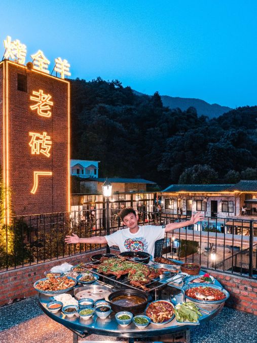 何记老砖厂渔村·柴火鸡·烤全羊