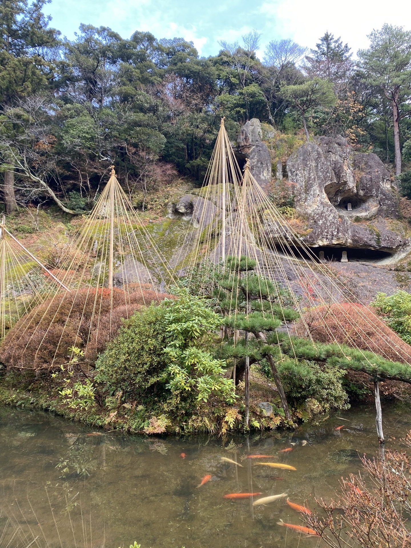 日本石川县小松境内的那谷寺，以怪石庭院🏡而闻名！庭院建的别致又大气，值得一赏！