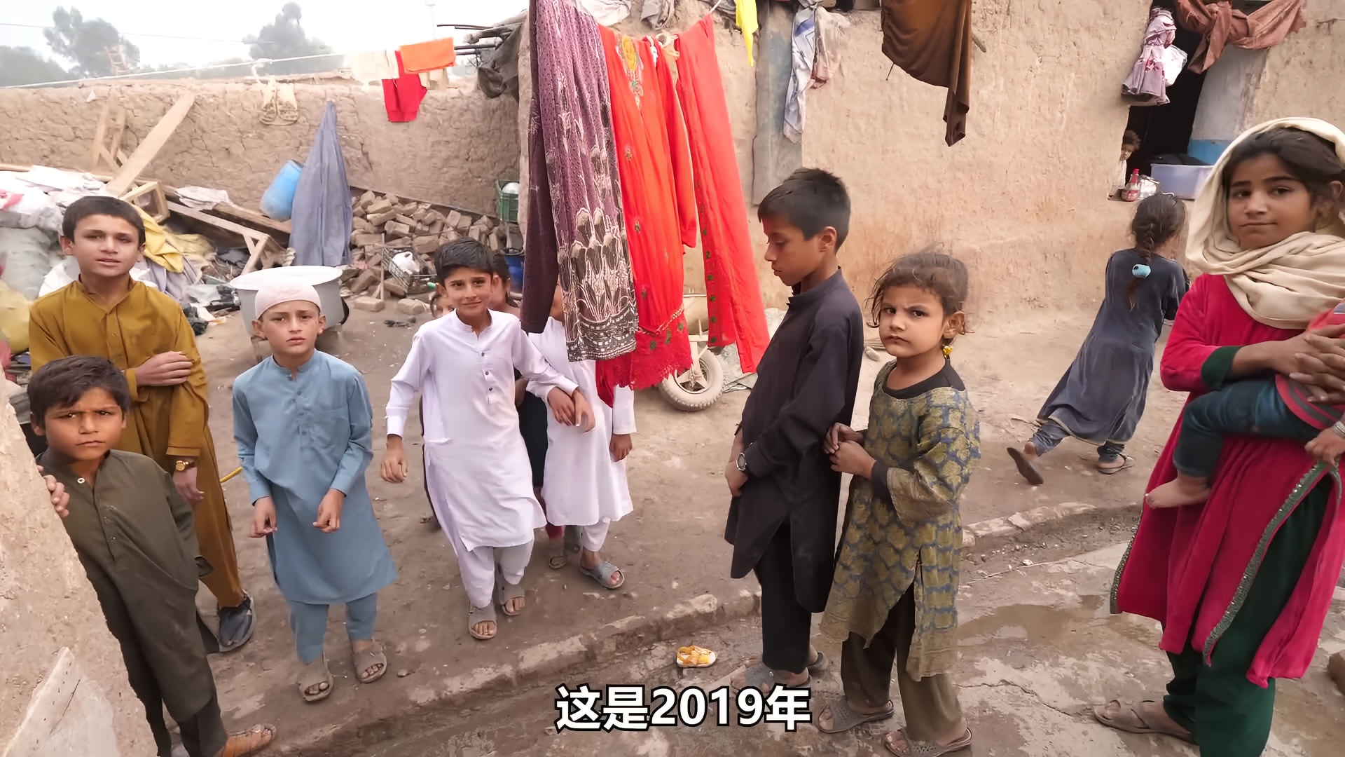 实拍阿富汗难民营，1个房间挤满9个孩子，他们这样这样招待我！