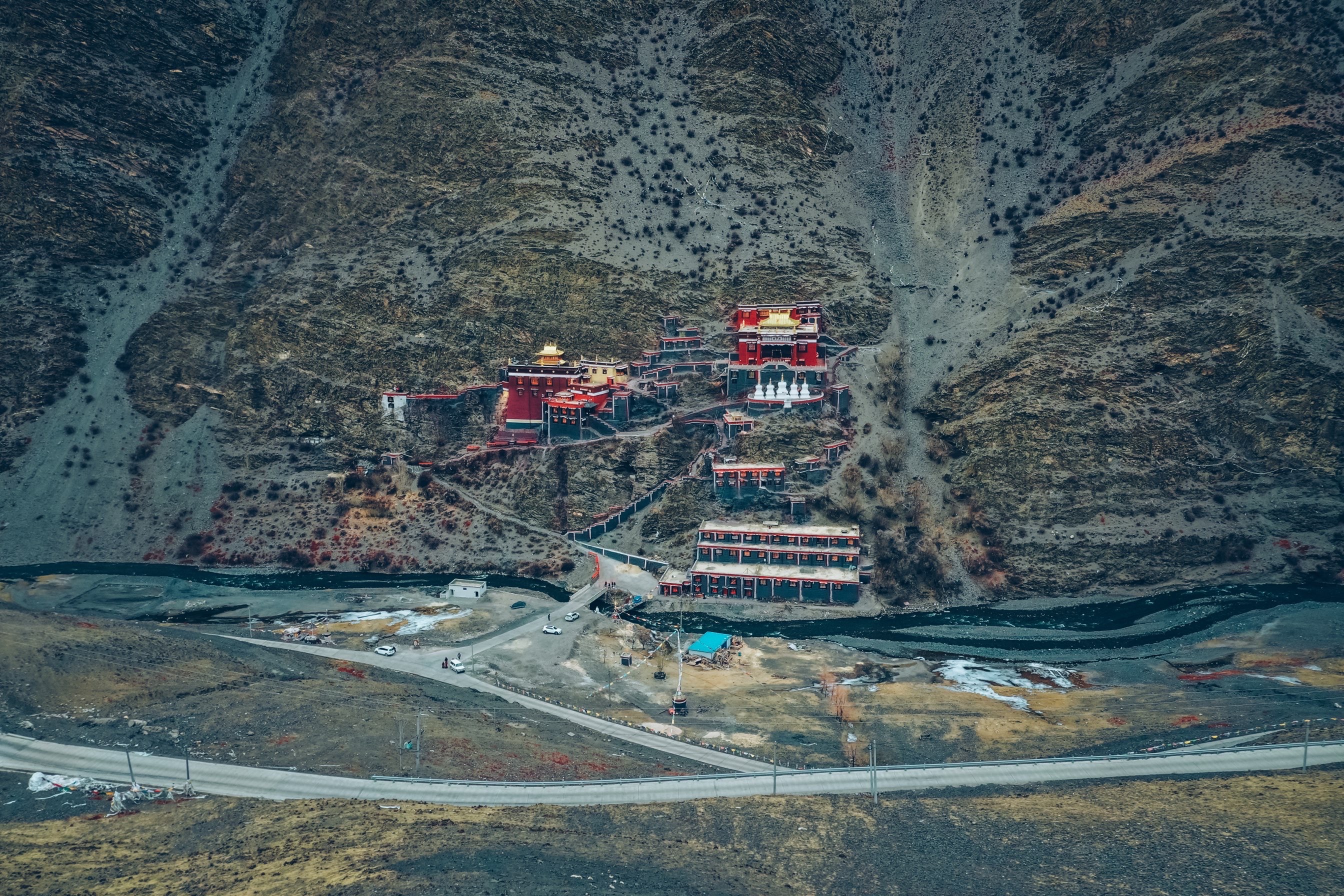 西藏旅行｜日喀则萨迦吉律修行院｜悬崖寺庙