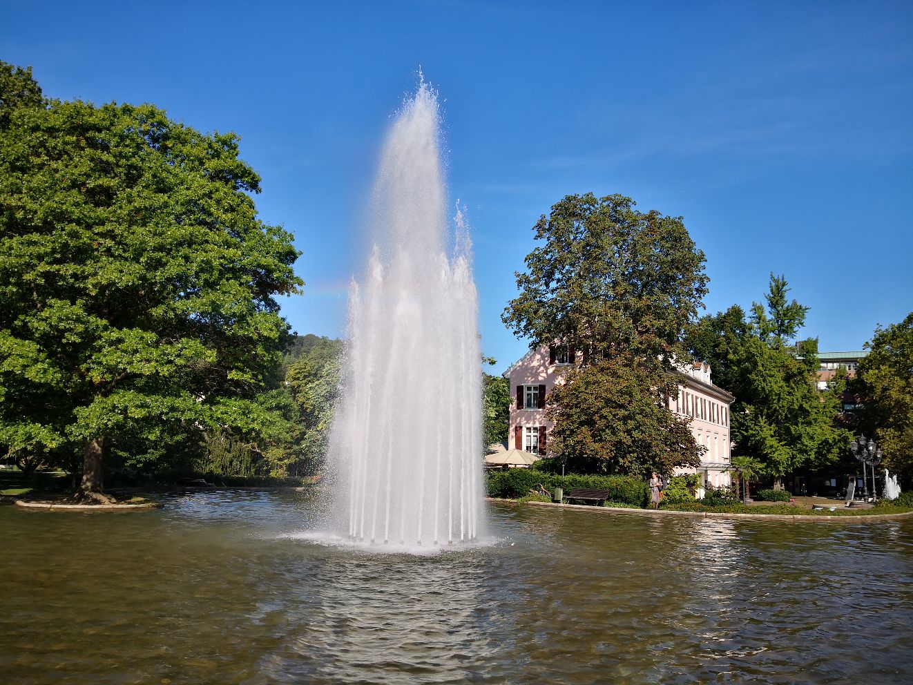 “巴登•巴登”在德语里是“温泉•温泉”的意思，巴登•巴登城是德国的一个度假休闲城市，城里有著名的弗里