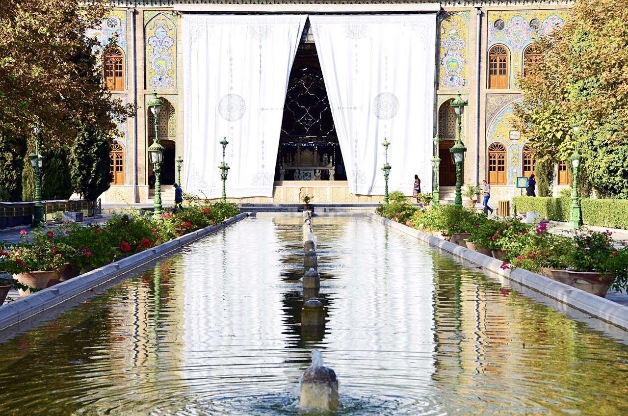 伊朗的格列斯坦宫，比较古老的一座王宫。外面是园林式的建筑。里面有很多座宫殿。沿着喷水池，就来到大理石