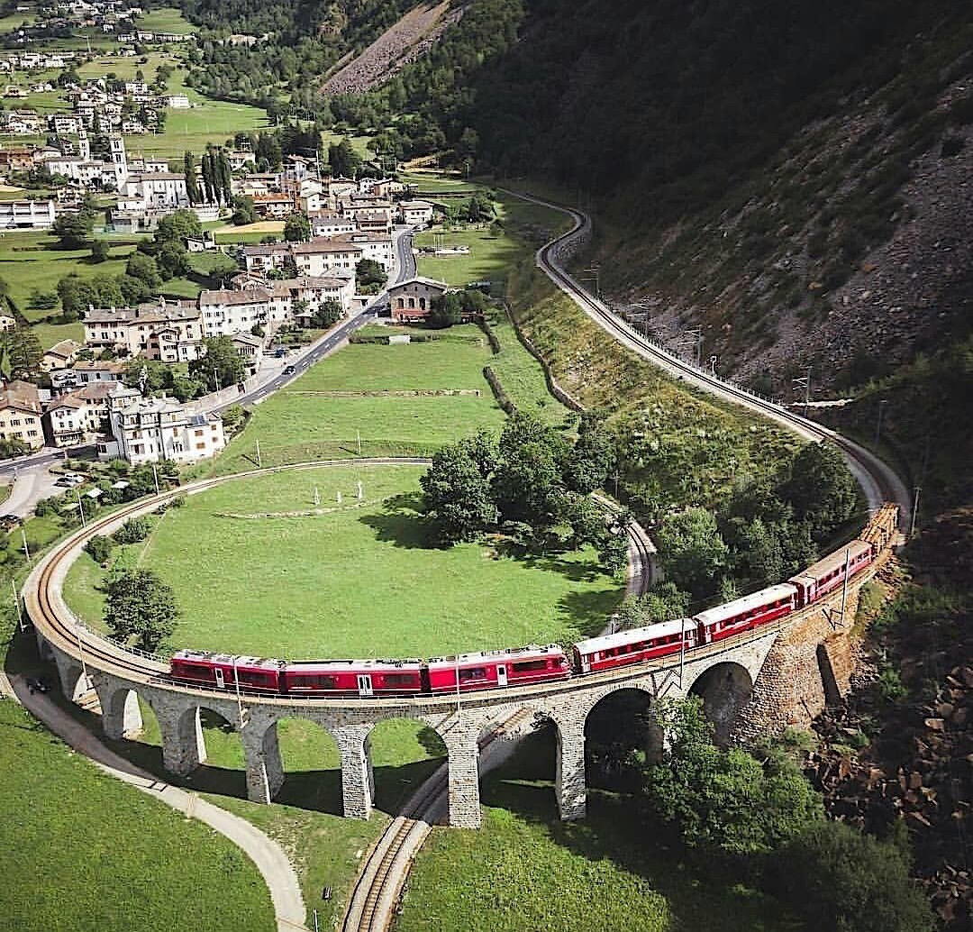 伯尔尼纳快车的阿尔布拉-伯尔尼纳 Albula-Bernina 路段是世界文化遗产 受到保护的不仅是