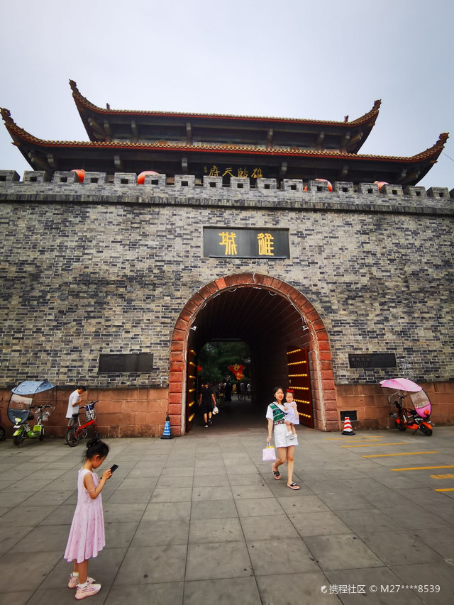 前不久，我去广汉参观三星堆博物馆，路经市区时都看见一座古城，门楣上大书两个篆字“雒城”。 雒城位于广汉市雒城镇，与房湖公园和鸭子河相邻，总面积1.6平方公里。2012年5月，广汉市雒城遗址入选全国重点文物保护单位。 查阅资料得知，雒城始建于东汉，迄今已经历了1800多年风雨。据《华阳国志·蜀志》记载：“初平中(公元190年至193年)，益州牧刘焉自绵竹移州治于雒县城，筑阙门。”三国时，刘备擒杀张任、庞统中流矢战死的故事都发生于此。 自南宋端平二年蒙古军入蜀，至明代末年的400余年间，雒城多次被毁于兵燹之灾。清乾隆三十六年(公元1771年)有过一次重修。解放后，人民政府屡次拨出巨款，对雒城进行大规模修复。 雒城遗址与房湖、文庙、抗战阵亡将士纪念碑等联为一体，现已成为当地居民览古思幽、休闲健身的旅游胜地。
