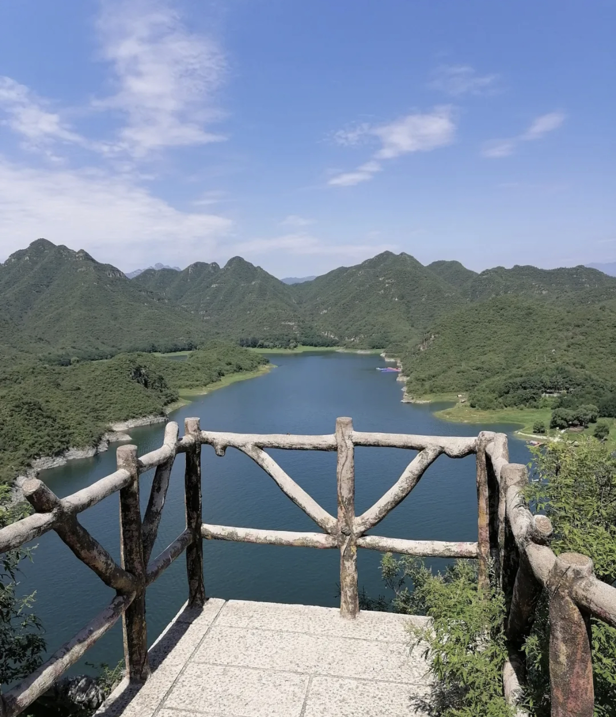 易水湖，有北方小桂林的称号，虽然现在还不算是特别火爆，但是确实真的很美，出了北京没有很远就到了。景区