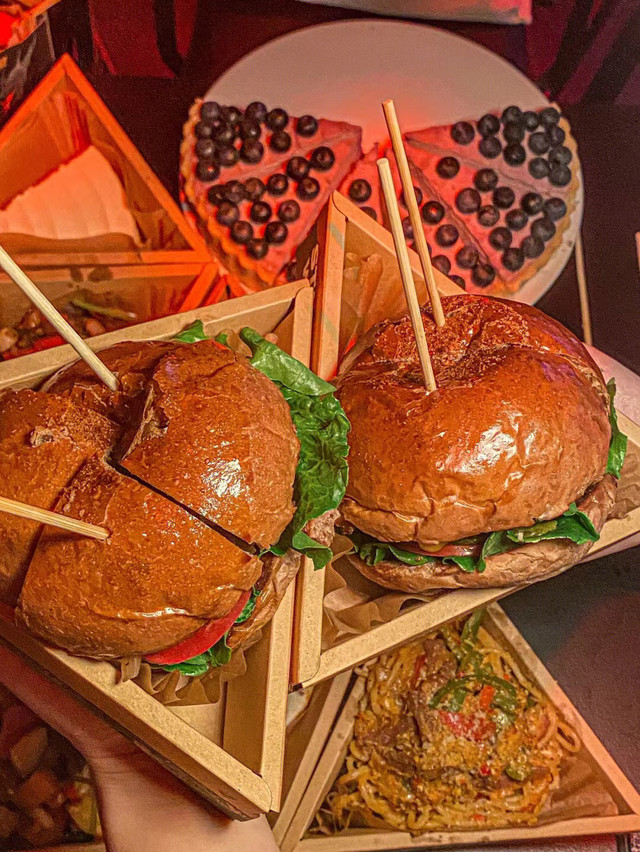 我愿称之为氛围感酒吧天花板!成都夜猫