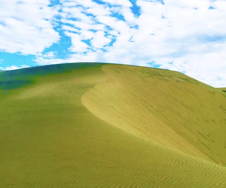 辛加东卡，金色的沙丘，蔚蓝的大海镶嵌在其中、形成倒沙入海的奇妙景观。风吹沙粒发出的嘶嘶声，留下的像车