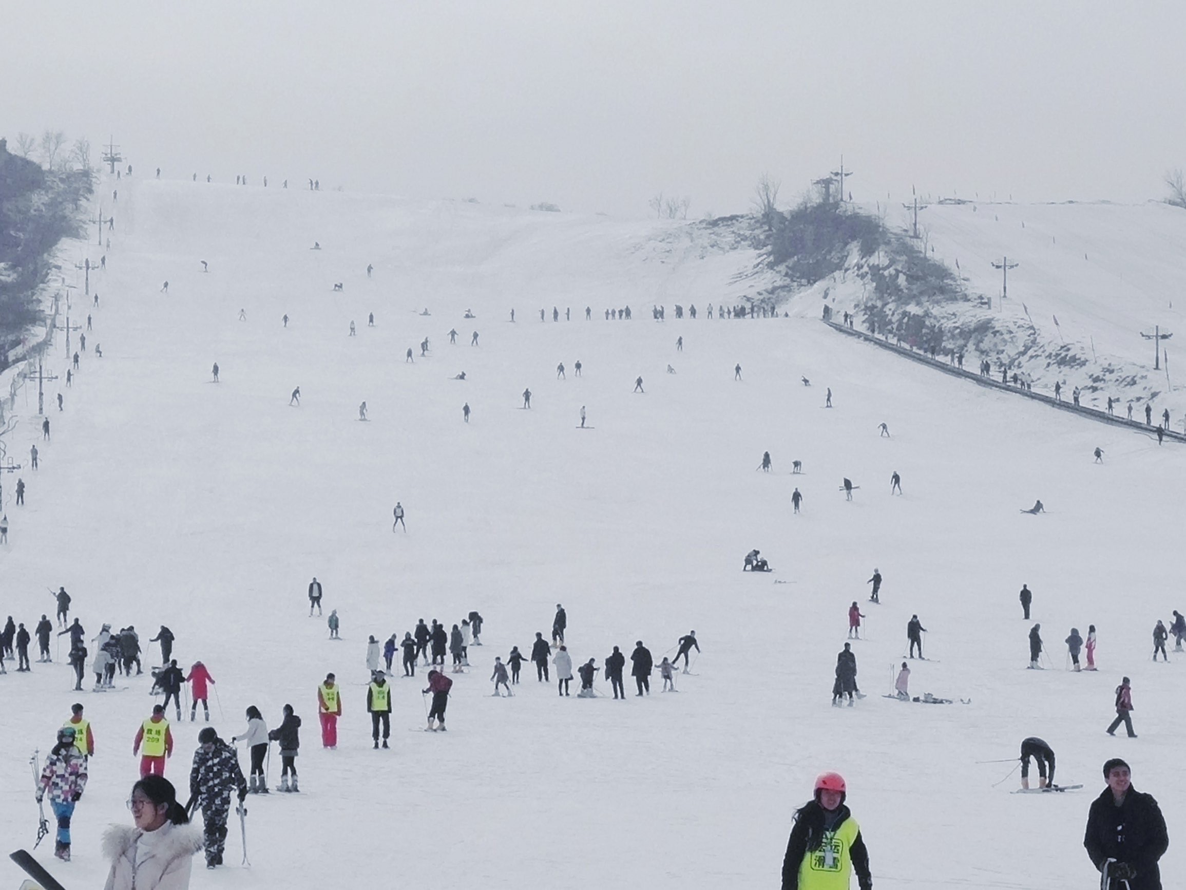 盘山滑雪场位于蓟县城西8公里处、盘山景区东南侧，是天津市第二家大型山地滑雪场。雪场造雪面积 8 万平