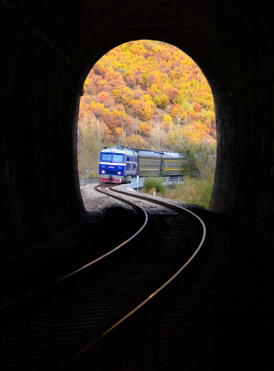 穿越时空的列车“窗外的秋色舍不得眨眼”