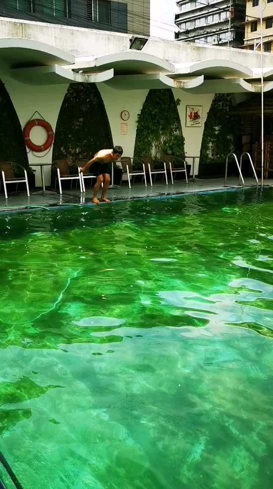 在吉大港的五星级酒店里游泳