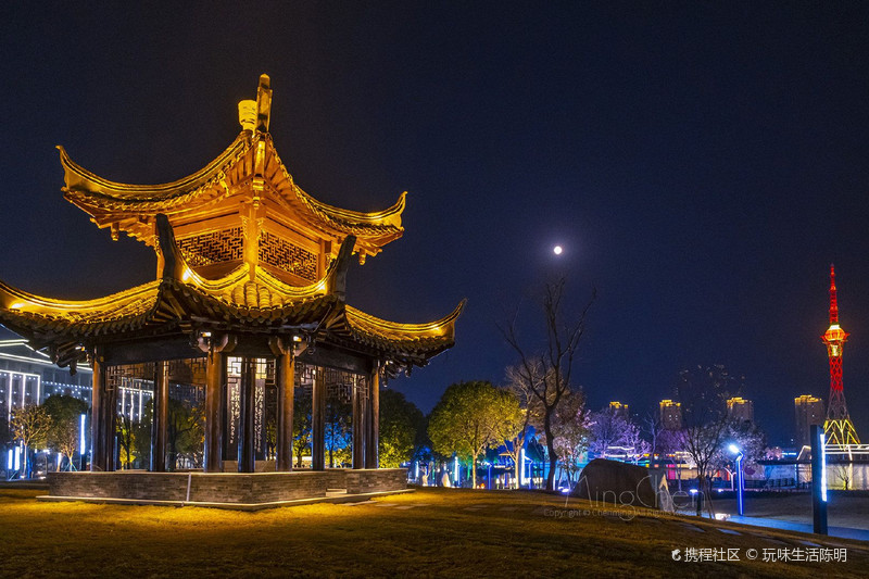 兴化昭阳湖公园利用"光影筑梦,水润兴化"的主题,聚历史之底蕴,蕴