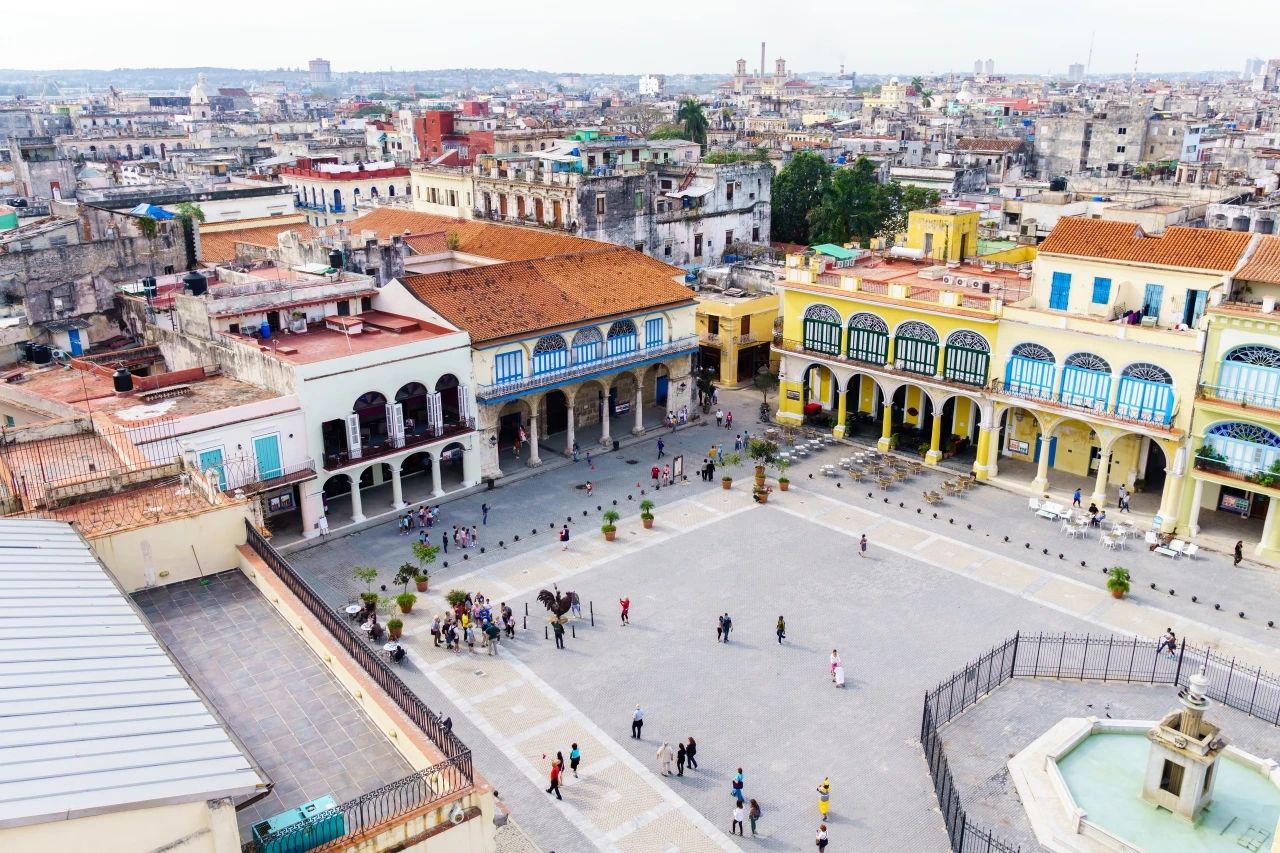 老广场建于1559年，是哈瓦那在建筑方面最不拘一格的广场，古巴巴洛克式建筑与受高迪影响的新艺术风格建
