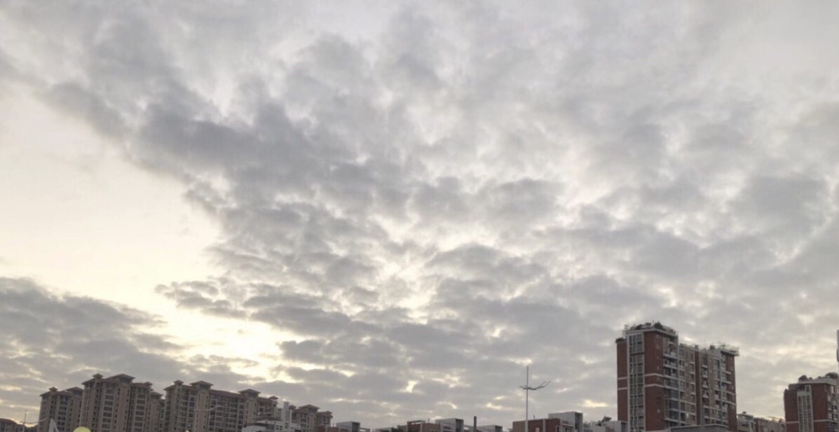 朝霞映满天，风景格外诱人