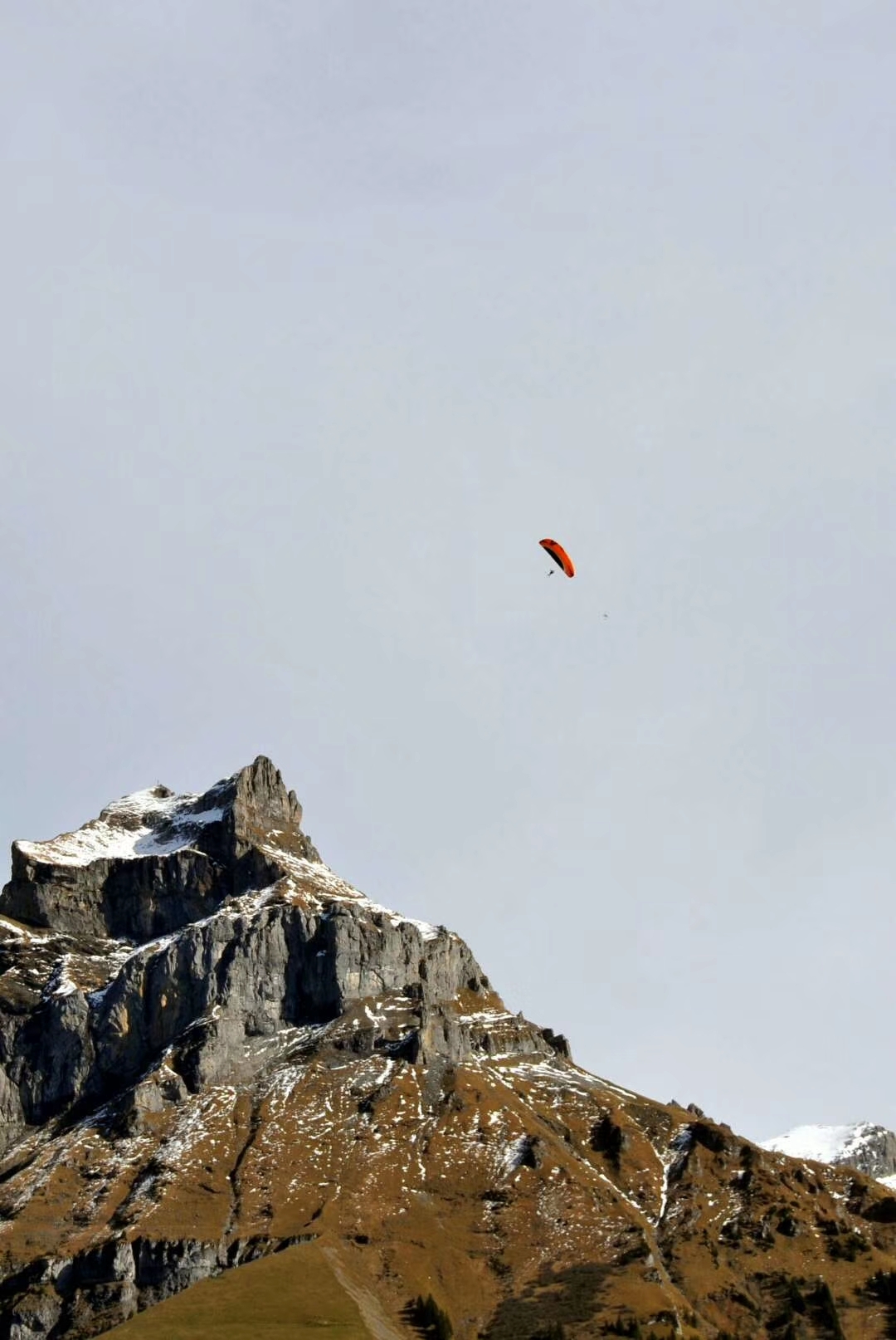 在阿尔卑斯山看高空跳伞