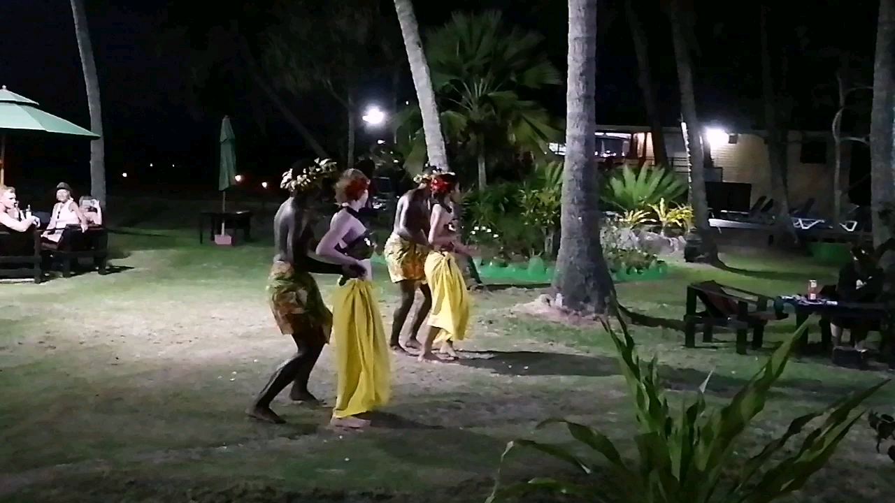 在斐济楠迪的俱乐部酒店酒吧的小广场上傍晚时分有舞蹈表演，舞蹈是土著舞与流行交谊舞的结合创作，不同肤色