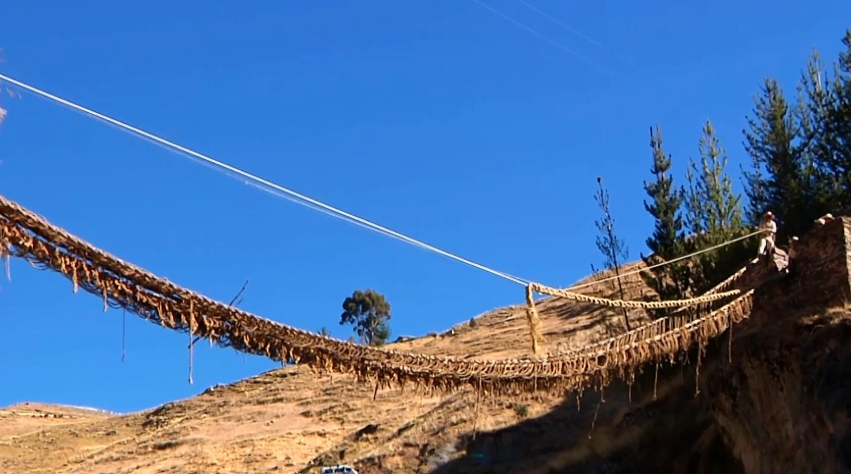 编织而成的草绳桥，看似晃悠实则非常结实