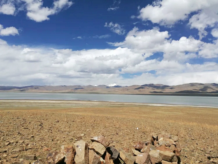 哲古错地处西藏山南地区措美县境内的哲古村，远看哲古错并不漂亮，但当我们来到湖边的时候又觉得非常的好玩