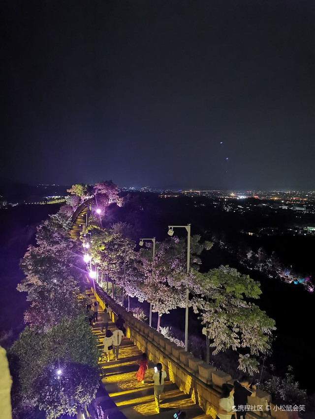 小长城下面有个公园[island], 公园的夜景也非常nice[like], 完全不输