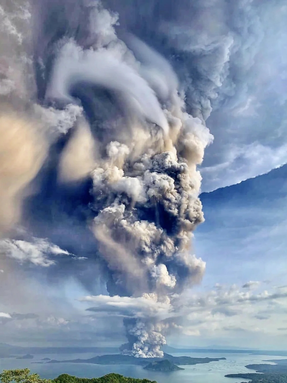 在湖里竟然有个火山，世界最小的火山