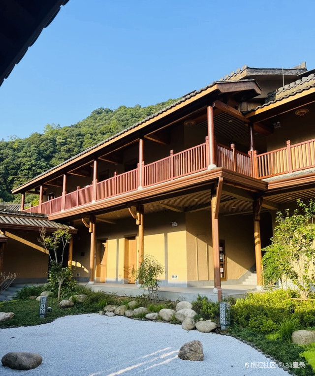 石台行,在众多民宿中选择了聚龙牯牛降大酒店,为度假村形式,一晚大概
