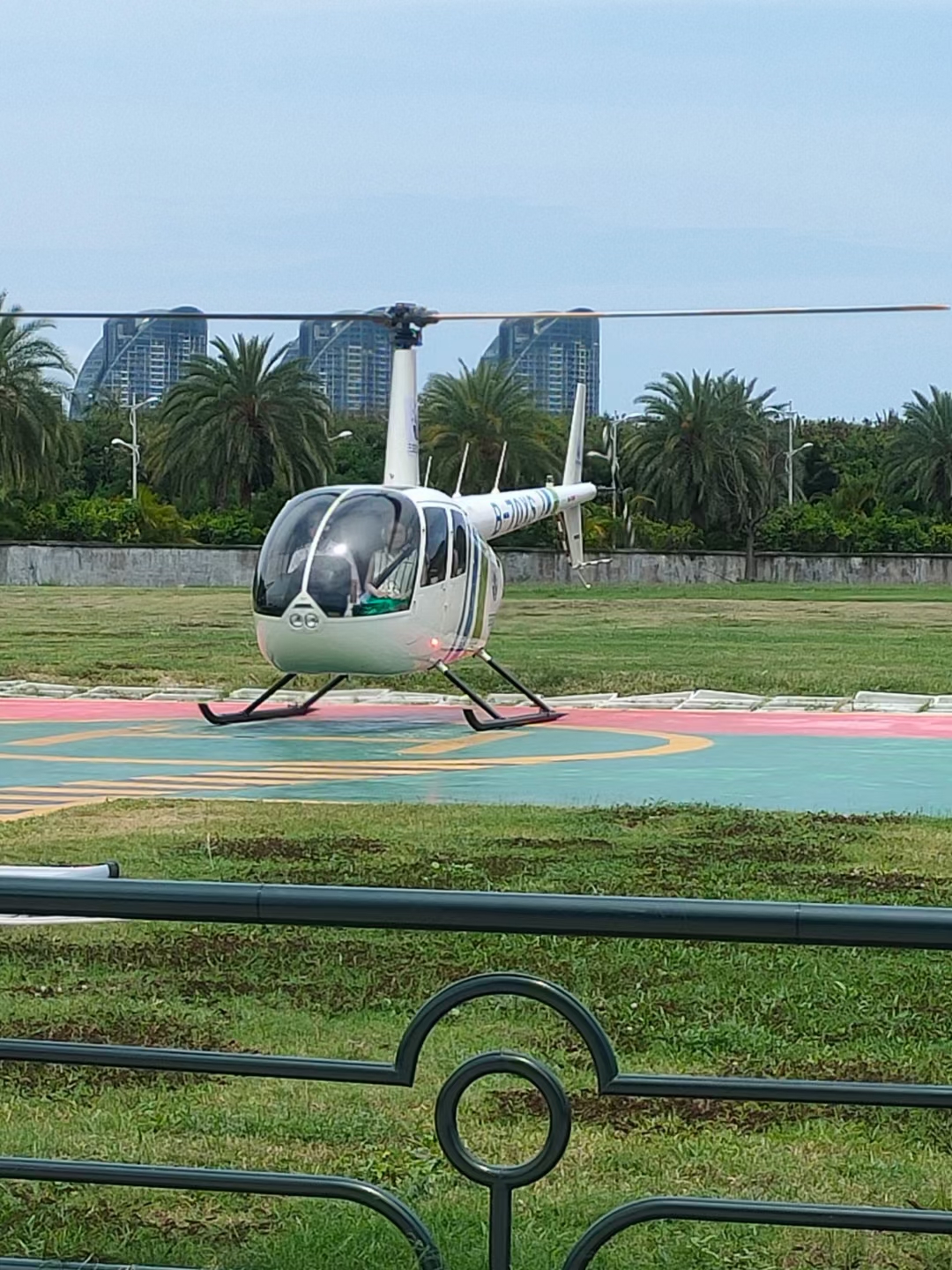 从三亚凤凰岛直升机基地起飞，根据所选的不同产品，在飞行过程中体验低空飞行（高度约300米以下）、直升