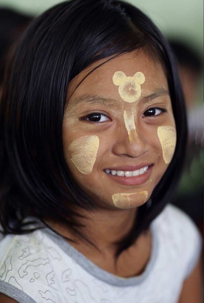 缅甸-一个不管男女都喜欢抹粉的国度